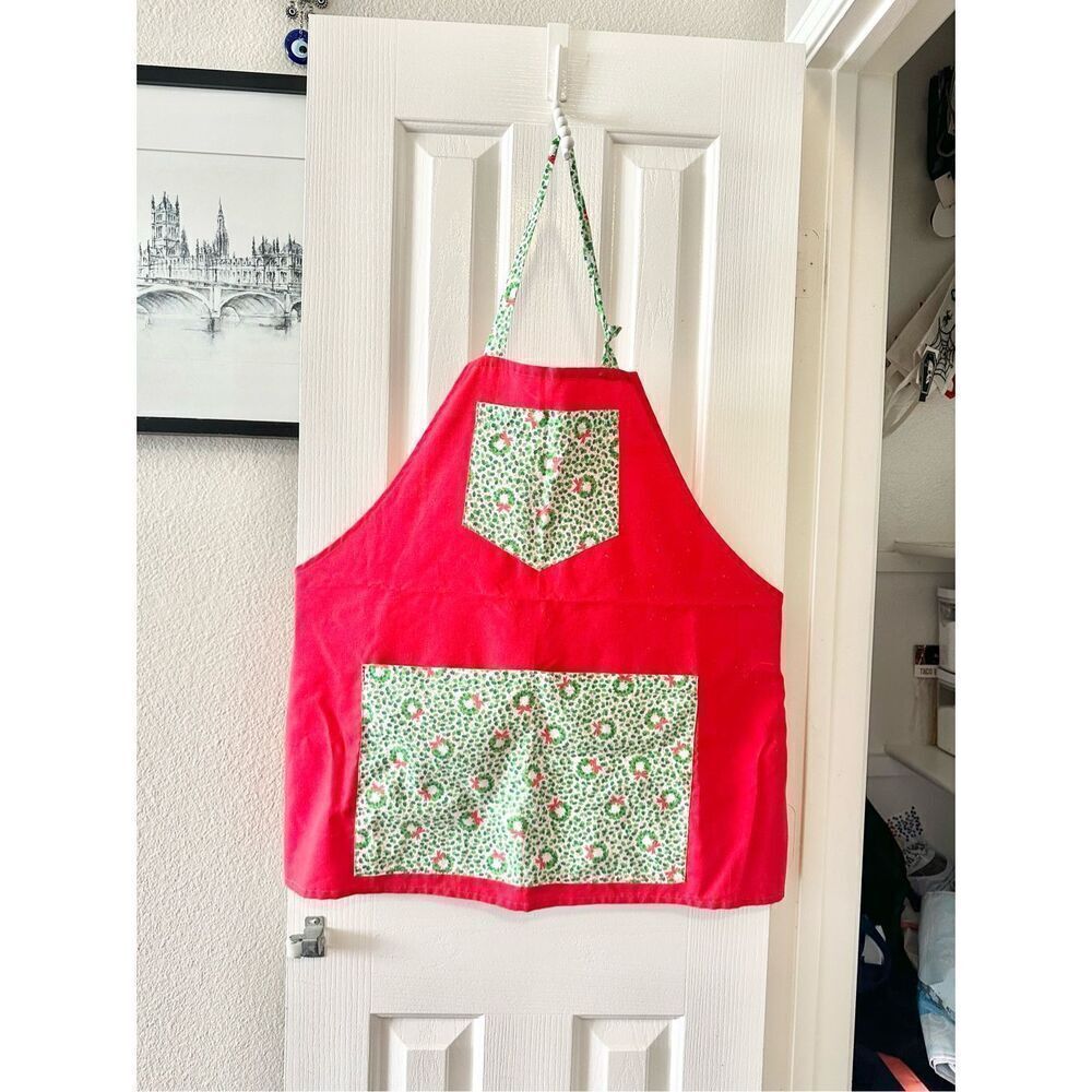 Red green and white Christmas wreath apron 